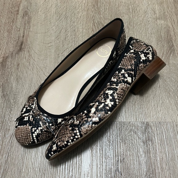 BRAND NEW “1901” leather flats - Size 9M - Picture 2 of 2